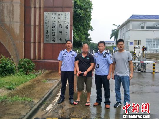 图为被警方抓获的犯罪嫌疑人(左二)。警方供图 图为被警方抓获的犯罪嫌疑人(左二)。警方供图